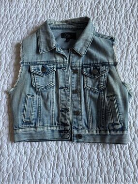 Distressed Cropped Denim Vest in Light Wash